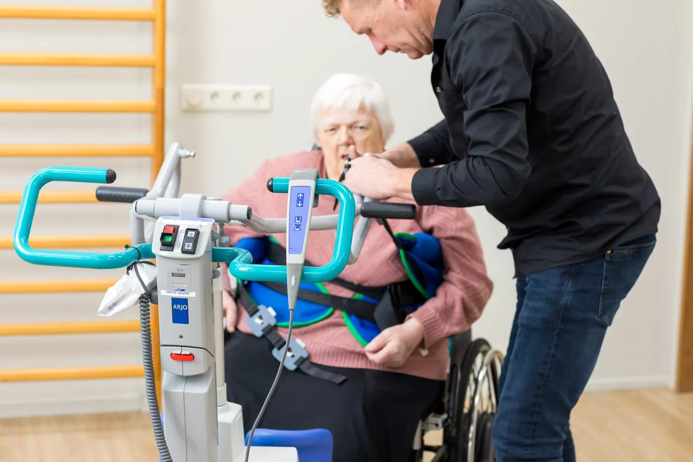 Hulpmiddelen voor ouderen zoals rolstoel en tillift