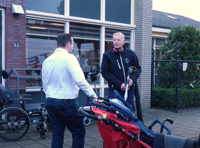 In gesprek met de facilitair manager van De Schutse over droogijsreiniging.